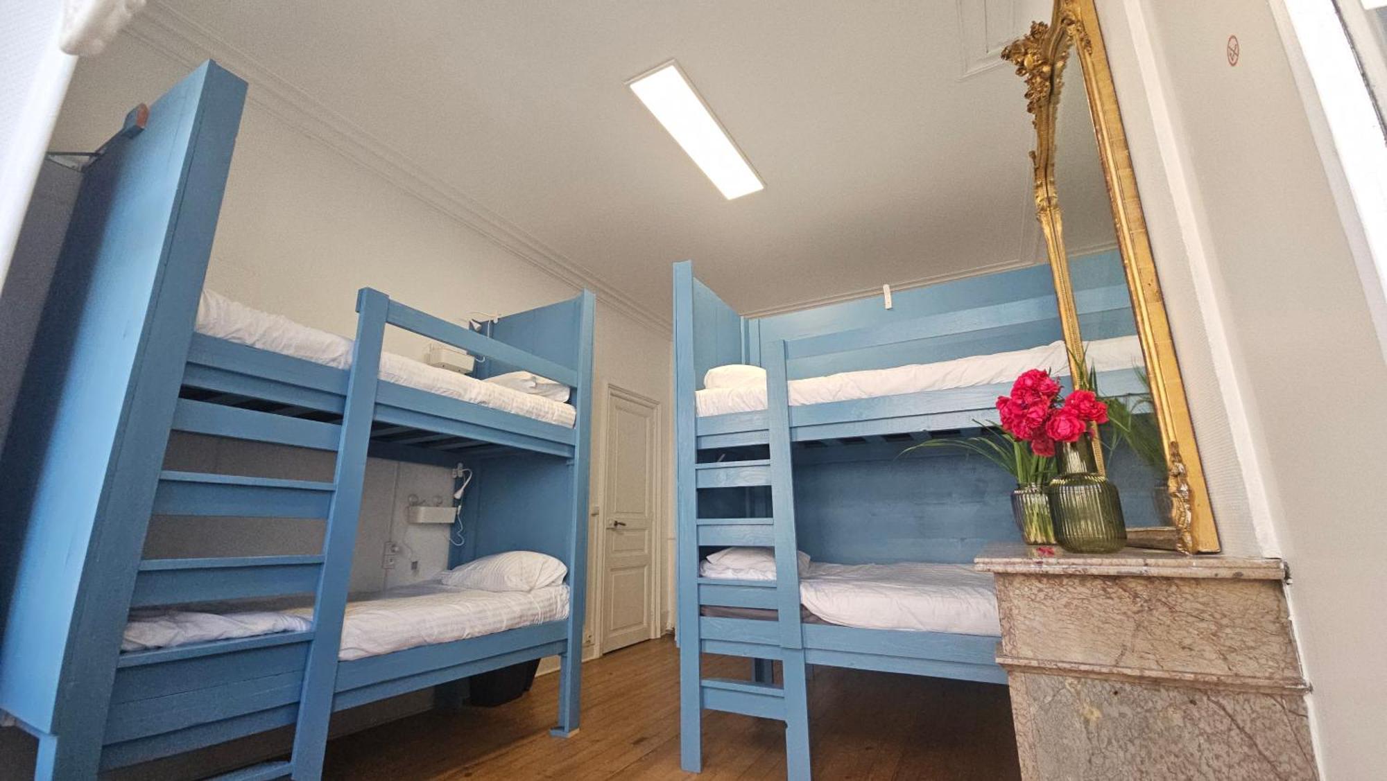 Bed In 6-Bed Mixed Dormitory Le Jardin Cafe Bordeaux Eksteriør billede